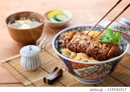 熱々のかつ丼と味噌汁の和食膳セット 熱々のかつ丼と味噌汁の和食膳セット 114592917