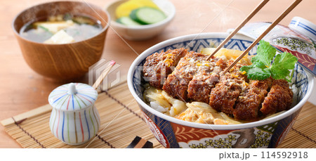 熱々のかつ丼と味噌汁の和食膳セット 114592918