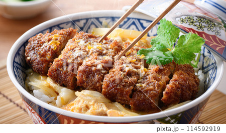 ランチタイムに食べるかつ丼 114592919