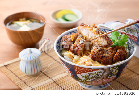 熱々のかつ丼と味噌汁の和食膳セット 114592920