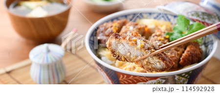 熱々のかつ丼と味噌汁の和食膳セット 熱々のかつ丼と味噌汁の和食膳セット 114592928