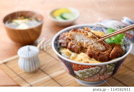 熱々のかつ丼と味噌汁の和食膳セット 114592931