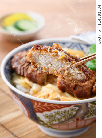 ランチタイムに食べるかつ丼 ランチタイムに食べるかつ丼 114592934