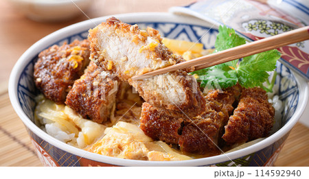熱々のかつ丼と味噌汁の和食膳セット 熱々のかつ丼と味噌汁の和食膳セット 114592940