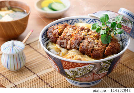 熱々のかつ丼と味噌汁の和食膳セット 熱々のかつ丼と味噌汁の和食膳セット 114592948