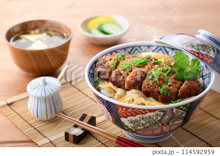 熱々のかつ丼と味噌汁の和食膳セット 114592959