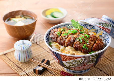 熱々のかつ丼と味噌汁の和食膳セット 114592962