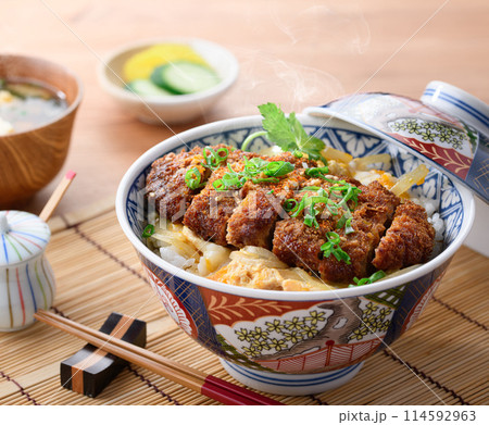 熱々のかつ丼と味噌汁の和食膳セット 114592963