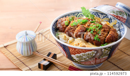 ランチタイムに食べるかつ丼 114592973