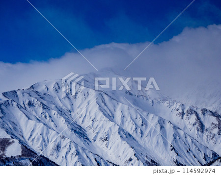 雲に覆われた真冬の北アルプス　長野県白馬村 114592974