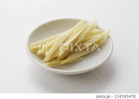 小皿に生姜の千切り 小皿に生姜の千切り 114593478