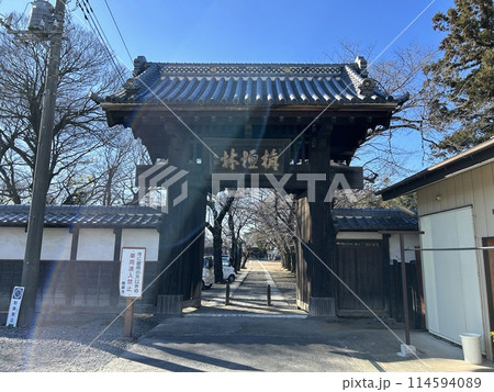 埼玉県鴻巣市のお寺、勝願寺の入り口の門です。 114594089