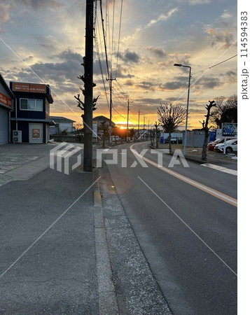 冬、12月下旬、街の道の先から登る、朝7:00の朝日です。 114594383