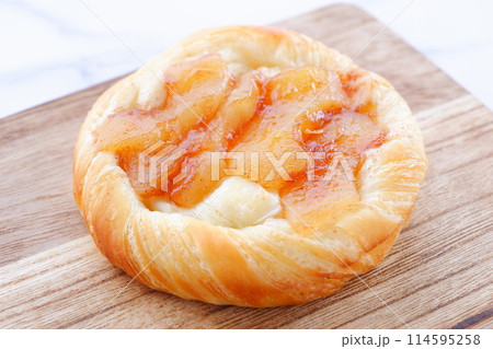 美味しそうなアップルデニッシュ 美味しそうなアップルデニッシュ 114595258