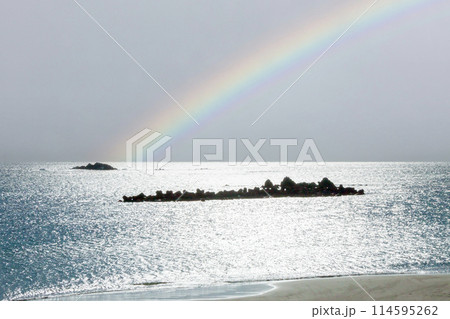 海にかかる虹 114595262
