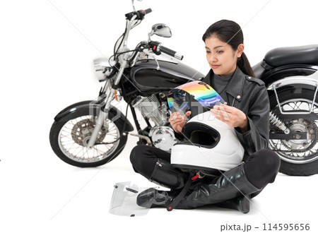 フルフェイスヘルメットのシールドを交換するバイク女子 フルフェイスヘルメットのシールドを交換するバイク女子 114595656