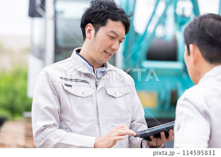 工事現場で働く作業員 114595831