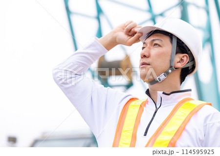工事現場で働く作業員 114595925