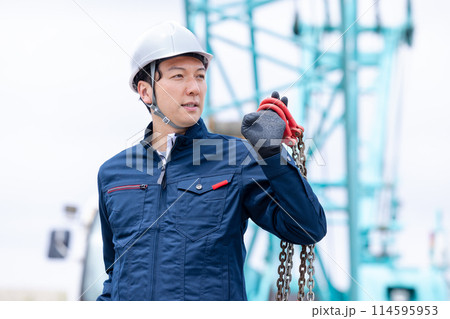 工事現場で働く作業員 114595953