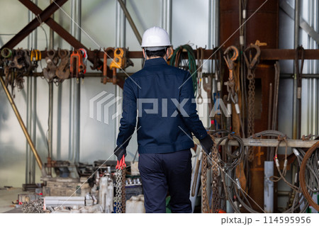 工事現場で働く作業員 工事現場で働く作業員 114595956
