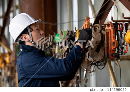 工事現場で働く作業員 工事現場で働く作業員 114596023