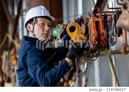 工事現場で働く作業員 114596027