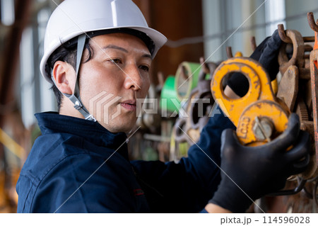 工事現場で働く作業員 工事現場で働く作業員 114596028