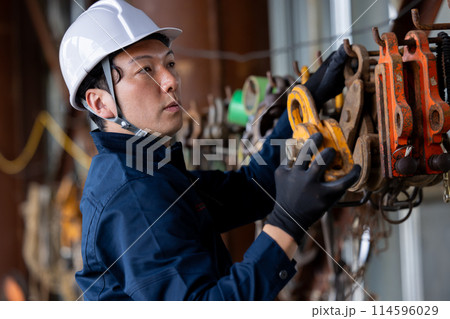 工事現場で働く作業員 114596029