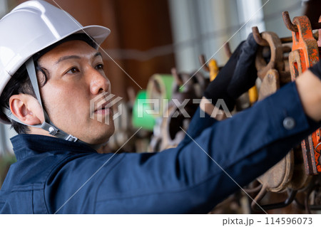 工事現場で働く作業員 114596073