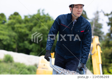 工事現場で働く作業員 114596269