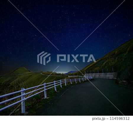 天の川が輝く夜道、山々を超えた眺望 114596312