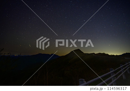 星空と山のシルエットが映える静かな夜景 星空と山のシルエットが映える静かな夜景 114596317