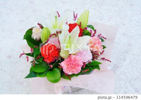 母の日ギフトのフラワーアレンジメント・背景白 母の日ギフトのフラワーアレンジメント・背景白 114596479