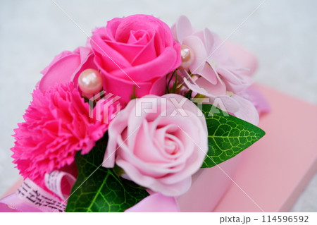 母の日ギフトのフラワーアレンジメント・背景白 114596592