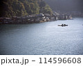 秋の伊根の舟屋遠景 114596608