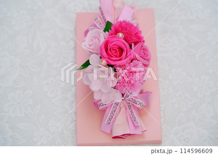 母の日ギフトのフラワーアレンジメント・背景白 114596609
