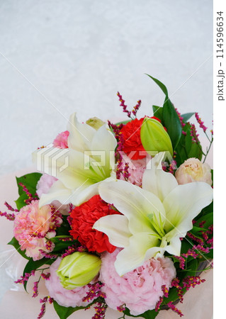 母の日ギフトのフラワーアレンジメント・背景白 114596634