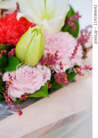 母の日ギフトのフラワーアレンジメント・背景白 114596642