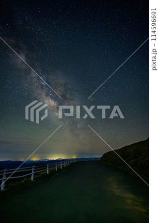 天の川が輝く夜道、山々を超えた眺望 114596691