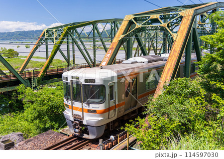 東海道本線大井川橋梁を疾走する列車 114597030