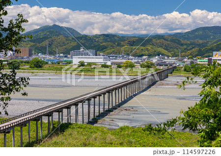 蓬莱橋から増水した大井川を望む 蓬莱橋から増水した大井川を望む 114597226