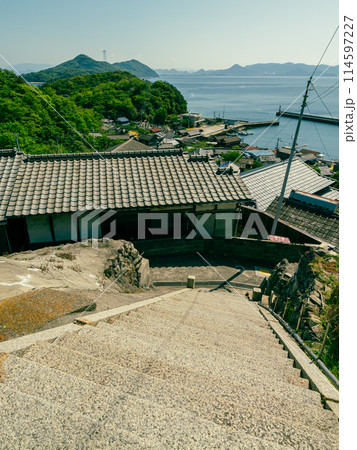 瀬戸内海の青い海　香川県の男木島　旅行 114597227