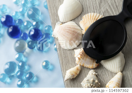 夏イメージ　ビー玉　貝殻　プールサイド 114597302