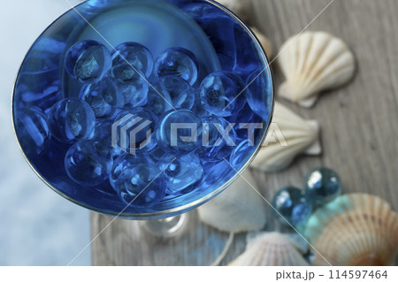 夏イメージ ビー玉 貝殻 プールサイド ブルーハワイ 夏イメージ ビー玉 貝殻 プールサイド ブルーハワイ 114597464