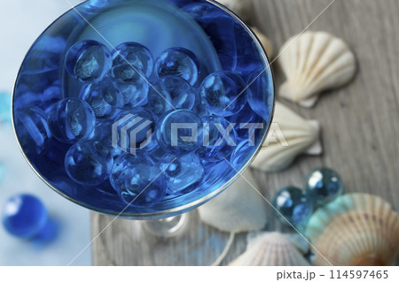 夏イメージ　ビー玉　貝殻　プールサイド ブルーハワイ 114597465