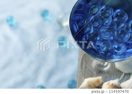 夏イメージ　ビー玉　貝殻　プールサイド ブルーハワイ 114597470