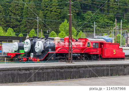 大井川鉄道千頭駅で出番を待つ列車 114597966