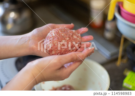 ハンバーグを作る 114598983