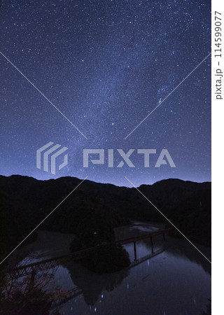 【静岡県】大井川鉄道と奥大井湖上駅の星空風景 114599077