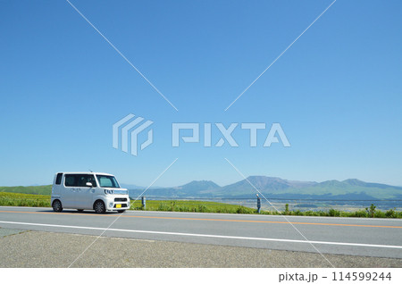 阿蘇山と軽自動車 114599244